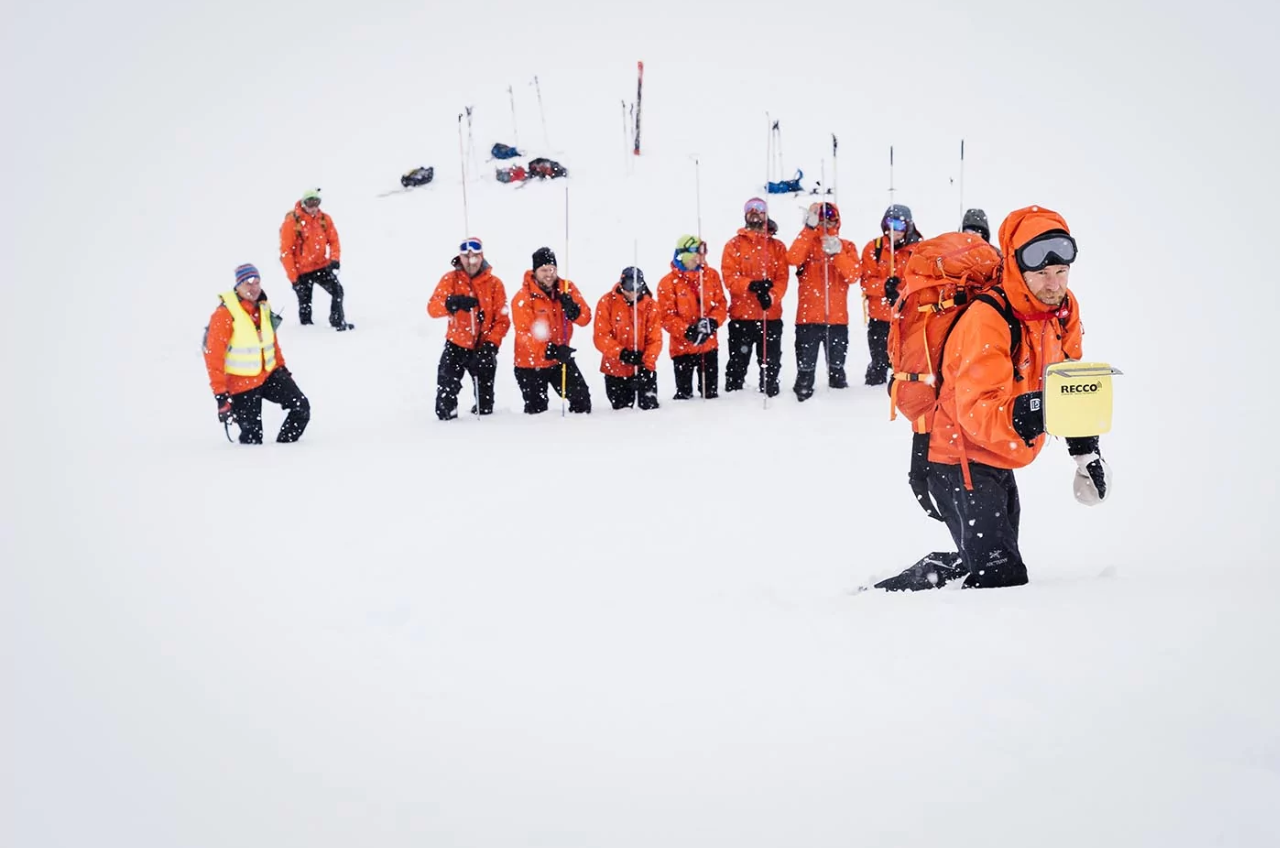 Comprendre la recherche en avalanche avec Recco